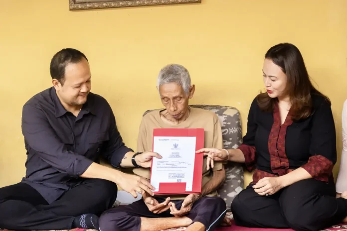 Wabup Bagus Alit Sucipta dan Nyonya Yunita Alit Sucipta saat menyerahkan secara simbolis penghargaan akta kelahiran kepada I Made Geledeh (101 tahun), warga Banjar Keranjung Bakti, Desa Sembung, Kecamatan Mengwi, Kamis (29/1).