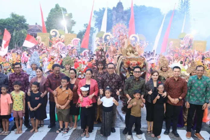 Wali Kota Denpasar I Gusti Ngurah Jaya Negara bersama Wakil Wali Kota I Kadek Agus Arya Wibawa menghadiri Gelaran Budaya Melepas Matahari 2025 yang menampilkan doa lintas agama dan pementasan seni lintas etnis sebagai simbol kebhinekaan dan harmoni.