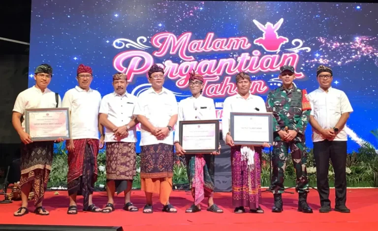 Menutup tahun 2025, Bupati Buleleng I Nyoman Sutjidra bersama Wakil Bupati Gede Supriatna mengajak masyarakat merenung, bersyukur, dan berdoa bagi korban bencana, serta merayakan malam pergantian tahun dengan pertunjukan seni dan budaya.