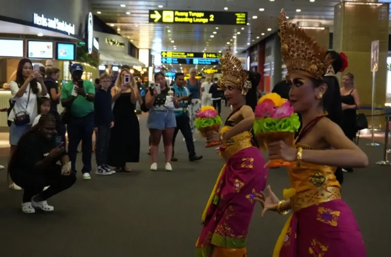 Arus penumpang di Bandara Internasional I Gusti Ngurah Rai mengalami peningkatan tajam pada sepekan menjelang pergantian Tahun Baru 2026.