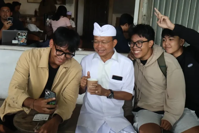 Pada Sabtu 3 Januari 2026, Gubernur Koster berbagi kebahagiaan dengan mentraktir ribuan cangkir kopi kepada masyarakat, khususnya generasi muda, di sejumlah kedai kopi di Denpasar.