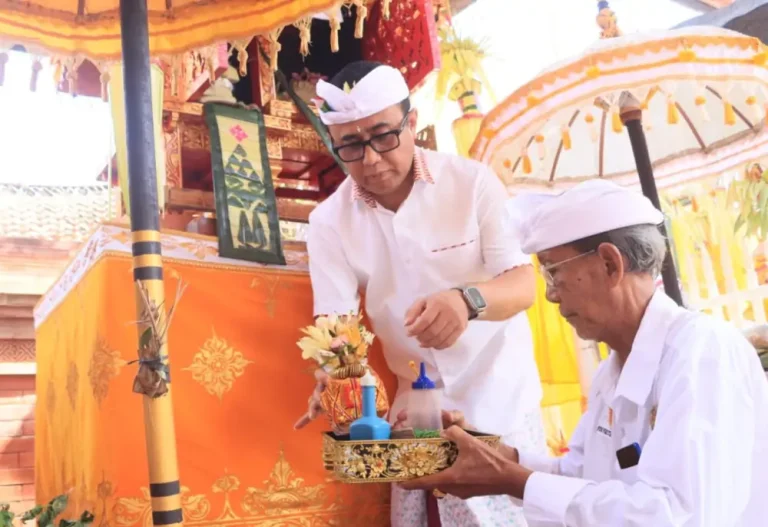Walikota Denpasar I Gusti Ngurah Jaya Negara dalam kesempatan menghadiri pelaksanaan Karya Ngenteg Linggih dan Pedudusan Alit di Merajan Agung Puri Pemecutan Ukiran Badung, Sabtu (3/1/2025).