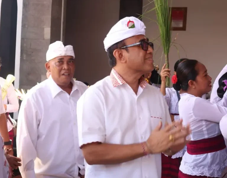 Wali Kota Denpasar, I Gusti Ngurah Jaya Negara bersama Wakil Wali Kota Denpasar, I Kadek Agus Arya Wibawa saat menghadiri rangkaian prosesi Karya Pemlasapsan dan Mendem Pedagingan Bale Kulkul, di Banjar Puseh, Desa Adat Pedungan, bertepatan dengan Rahina Purnama Kapitu, Sabtu (3/1/2025).