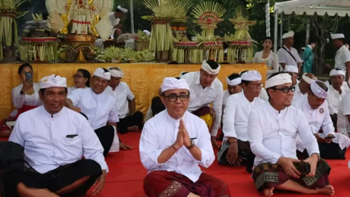 Gelar Pitenget Tumpek Krulut 2026, Pemkot Denpasar Rayakan Kasih Sayang dengan Persembahyangan Bersama.