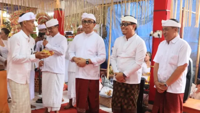 Walikota Denpasar, I Gusti Ngurah Jaya Negara, didampingi Wakil Walikota Denpasar I Kadek Agus Arya Wibawa saat menghadiri pelaksanaan piodalan di Pura Balai Pertemuan Warga Bina Permai, Lingkungan Banjar Mertagangga, Desa Ubung Kaja, Kecamatan Denpasar Utara, Sabtu (3/1/2026).