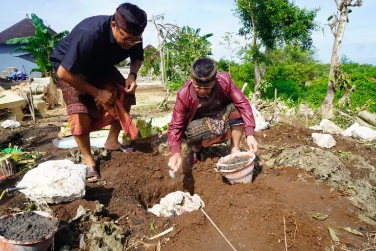 Awali 2026, Bupati Klungkung Letakkan Batu Pertama Bedah Rumah Warga Kurang Mampu di Nusa Penida