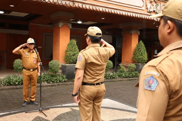 Pj. Sekretaris Daerah Kota Denpasar, IGN Eddy Mulya memimpin apel disiplin Aparatur Sipil Negara (ASN) di Lingkungan Sekretariat Daerah Kota Denpasar yang digelar di halaman Kantor Wali Kota Denpasar, pada Senin (5/1) pagi.
