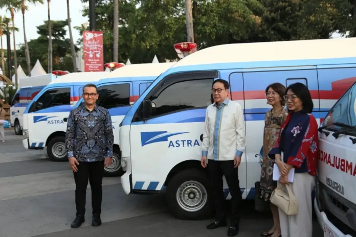 Presiden Komisaris Astra Prijono Sugiarto (kedua kiri), Direktur Astra Gita Tiffani Boer (kedua kanan), Chief of Corporate Affairs Astra Boy Kelana Soebroto (kiri) dan Head of Corporate Communications Astra Windy Riswantyo (kanan) saat meninjau ambulans yang diserahkan oleh PT Astra International Tbk dalam kegiatan Natal Nasional 2025 pada Senin (5/1).