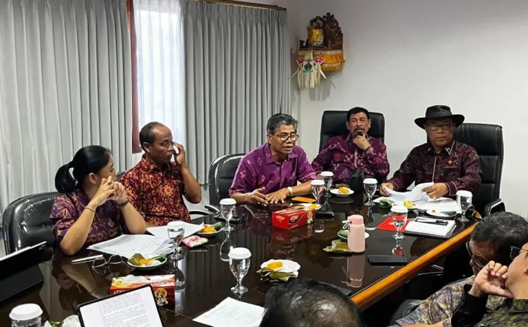 Sekretaris Pansus TRAP, Dewa Nyoman Rai saat memimpin rapat dengan pihak hotel The EDGE Pecatu pada Selasa, 6 Januari 2026.