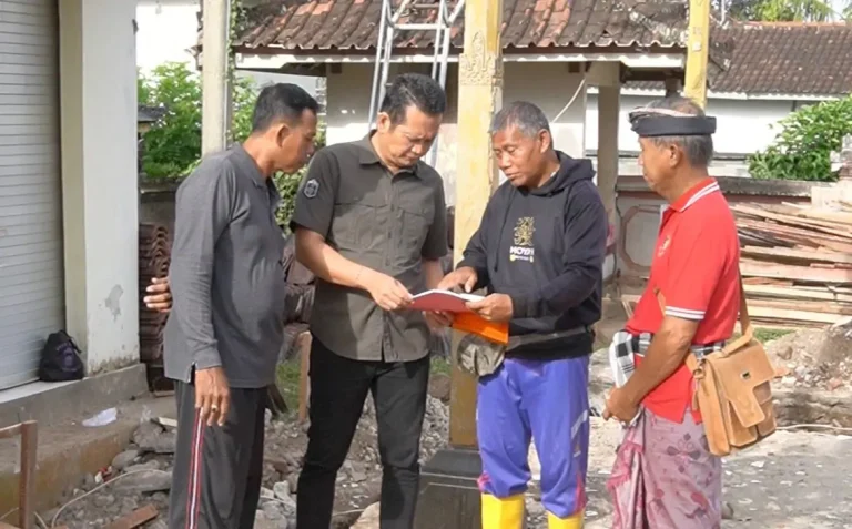 Bupati Jembrana, I Kembang Hartawan, meninjau pembangunan wantilan dan pemasangan jaringan air bersih di Desa Tukadaya untuk memastikan bantuan pemerintah tepat sasaran dan bermanfaat bagi warga.