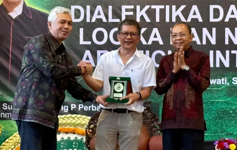Gubernur Bali Wayan Koster menghadiri dan mengikuti kuliah umum yang disampaikan Pengamat Politik dan Akademisi Rocky Gerung di Auditorium Universitas Mahasaraswati (UNMAS) Denpasar, Selasa 6 Januari 2026.