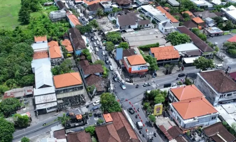 Upaya penataan arus lalu lintas yang dilakukan Pemerintah Kabupaten Badung di Kelurahan Kerobokan Kelod, Kecamatan Kuta Utara, mulai menunjukkan hasil.