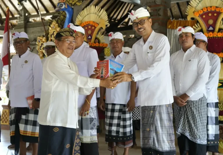 Bupati Klungkung I Made Satria menghadiri pengukuhan Prajuru Majelis Desa Adat (MDA) Kecamatan se-Kabupaten Klungkung masa bakti 2026–2031 di Wantilan Pura Agung Kentel Gumi.