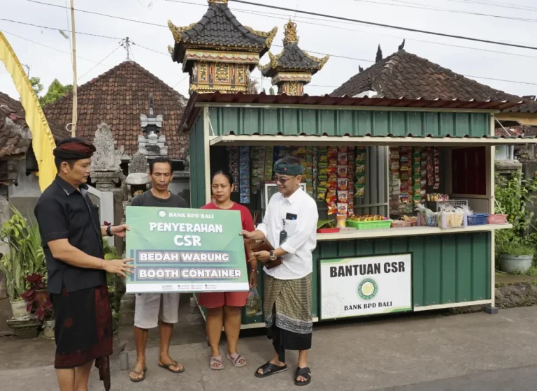 Pemerintah Kabupaten Jembrana melalui program Bedah Warung memberikan booth kontainer kepada pedagang kecil agar usaha lebih layak, rapi, dan nyaman, diserahkan secara simbolis oleh Bupati I Made Kembang Hartawan, Kamis (8/1).