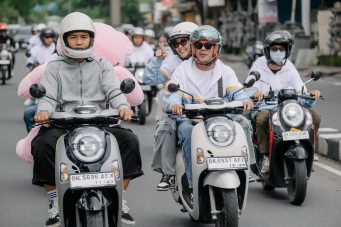 Astra Motor Bali mengingatkan masyarakat agar tidak berboncengan lebih dari dua orang di sepeda motor karena membahayakan keseimbangan, membatasi tenaga mesin, dan melanggar UU LLAJ demi keselamatan bersama.