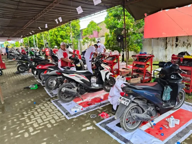 PT Astra Honda Motor bersama jaringan dealernya memberikan layanan servis motor gratis bagi masyarakat terdampak bencana di Aceh, Sumatera Utara, dan Sumatera Barat.