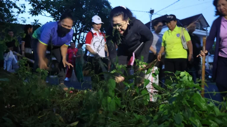 Ketua PKK Kabupaten Buleleng, Ny. Wardhany Sutjidra, memimpin langsung aksi bersih lingkungan melalui Program Kulkul PKK dan Posyandu bersama masyarakat.