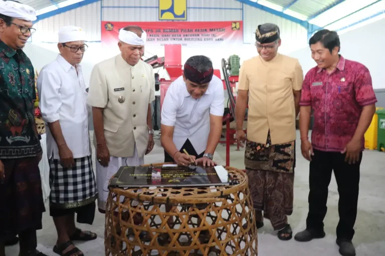 Wakil Bupati Buleleng meresmikan TPS 3R Rumah Pilah Resik Mesari di Desa Anturan sebagai langkah penguatan pengelolaan sampah berbasis masyarakat dengan teknologi tepat guna menuju ekonomi sirkular.