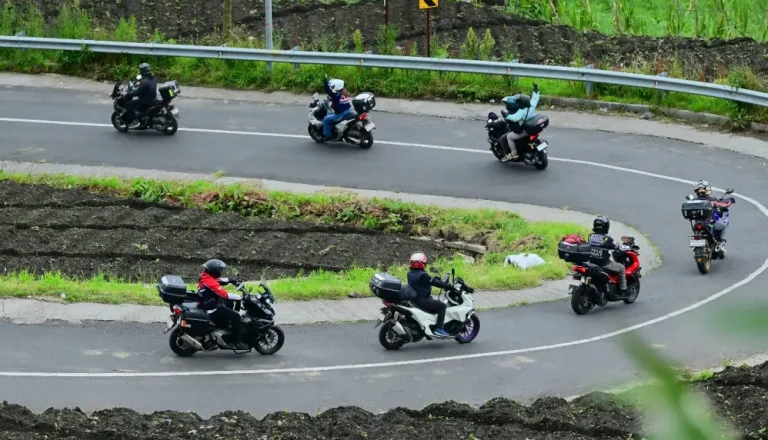 Komunitas HAI Badung Chapter menegaskan soliditas berkendara aman melalui Touring Anniversary HAI Surabaya Chapter bertajuk Ridevolution 6.0.