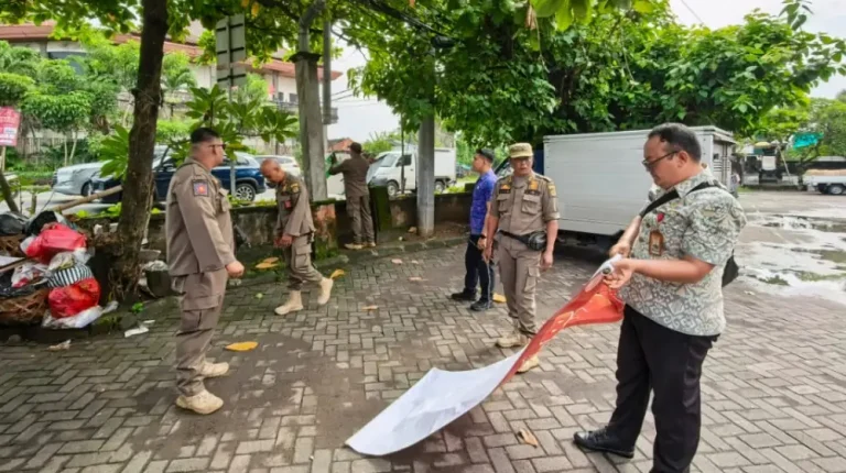 Satuan Polisi Pamong Praja (Satpol PP) Kota Denpasar melaksanakan penertiban terhadap baliho, spanduk, banner, umbul-umbul, serta pamflet yang terpasang tidak sesuai ketentuan di fasilitas umum, Selasa 13 Januari 2026.