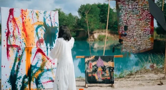 Penggerak Desa Sejahtera Astra Singkawang Priska Yeniriatno yang meninggalkan karier untuk membangun rumah batik. Modal awalnya sederhana, tabungan dan keberanian. Kini ia mengelola tiga kampung wisata batik, memberdayakan ibu rumah tangga, hingga pemuda putus sekolah.