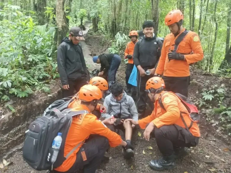 Tim SAR gabungan melakukan evakuasi terhadap seorang pendaki yang mengalami hipotermia saat melakukan pendakian di Gunung Agung