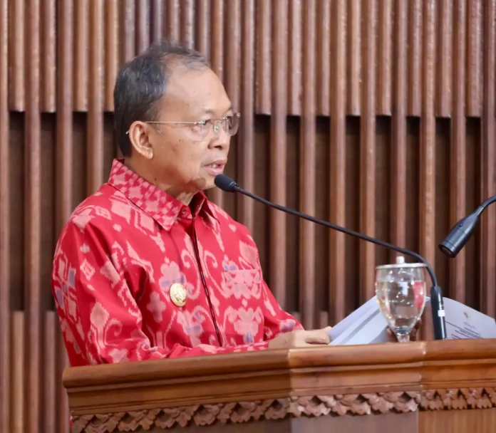 Gubernur Bali Wayan Koster mengajukan dan mendapat persetujuan prinsip dari Menteri Lingkungan Hidup untuk menunda penutupan TPA Suwung hingga November 2026 sambil mengoptimalkan pengelolaan sampah di Denpasar dan Badung.