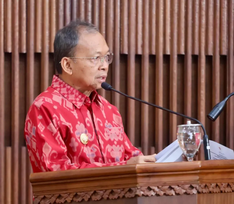 Gubernur Bali Wayan Koster mengajukan dan mendapat persetujuan prinsip dari Menteri Lingkungan Hidup untuk menunda penutupan TPA Suwung hingga November 2026 sambil mengoptimalkan pengelolaan sampah di Denpasar dan Badung.