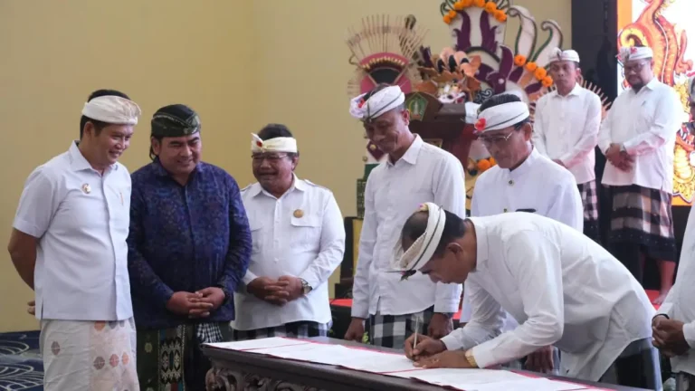 Bupati Jembrana I Made Kembang Hartawan menghadiri pengukuhan Prajuru Majelis Desa Adat Kecamatan se-Kabupaten Jembrana periode 2026–2031 dan memberikan apresiasi atas pengabdian mereka di bidang adat.