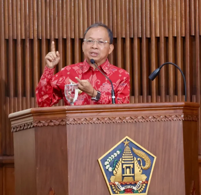 Gubernur Bali Wayan Koster menyampaikan Raperda tentang Penambahan Penyertaan Modal Daerah ke BPD Bali untuk memperkuat peran bank daerah dalam mendukung pembangunan dan perekonomian Bali.