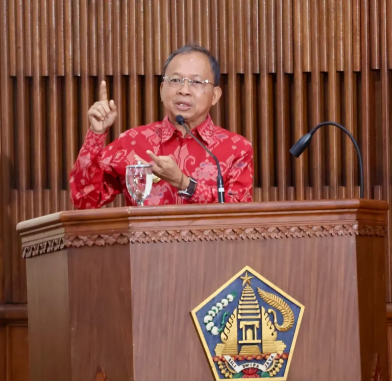 Gubernur Bali Wayan Koster menyampaikan Raperda tentang Penambahan Penyertaan Modal Daerah ke BPD Bali untuk memperkuat peran bank daerah dalam mendukung pembangunan dan perekonomian Bali.