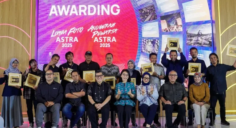 Dewan Juri Lomba Foto Astra & Anugerah Pewarta Astra 2025, Head of Corporate Communications Astra Windy Riswantyo (tengah) beserta Juara 1, 2 dan 3 Lomba Foto Astra dan Anugerah Pewarta Astra 2025 Kategori Umum & Wartawan.