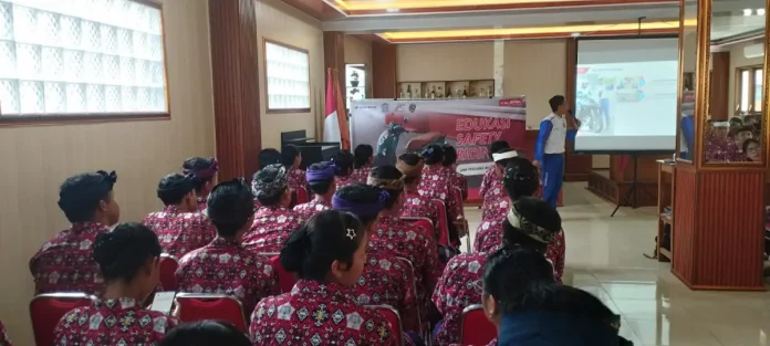 Astra Motor Bali menggelar edukasi Safety Riding di SMK Pratama Widya Mandala untuk menanamkan budaya keselamatan berkendara dan penggunaan helm bagi siswa dan tenaga pendidik.
