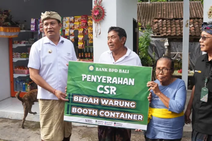 Bupati Jembrana, I Made Kembang Hartawan, menyerahkan bantuan program Bedah Warung kepada warga di Kelurahan Dauhwaru untuk memperkuat ekonomi mikro keluarga.