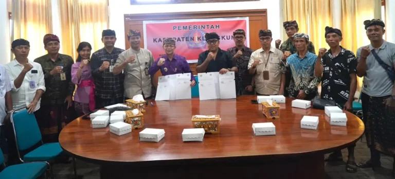 Pemerintah Kabupaten Klungkung menandatangani Dokumen Kesepakatan Bersama dan Perjanjian Kerja Sama dengan Desa Adat Sekartaji terkait pengelolaan Tempat Rekreasi dan Daya Tarik Wisata Bukit Teletubbies Nusa Penida, Kamis 15 Januari 2026, di ruang rapat Kantor Bupati.