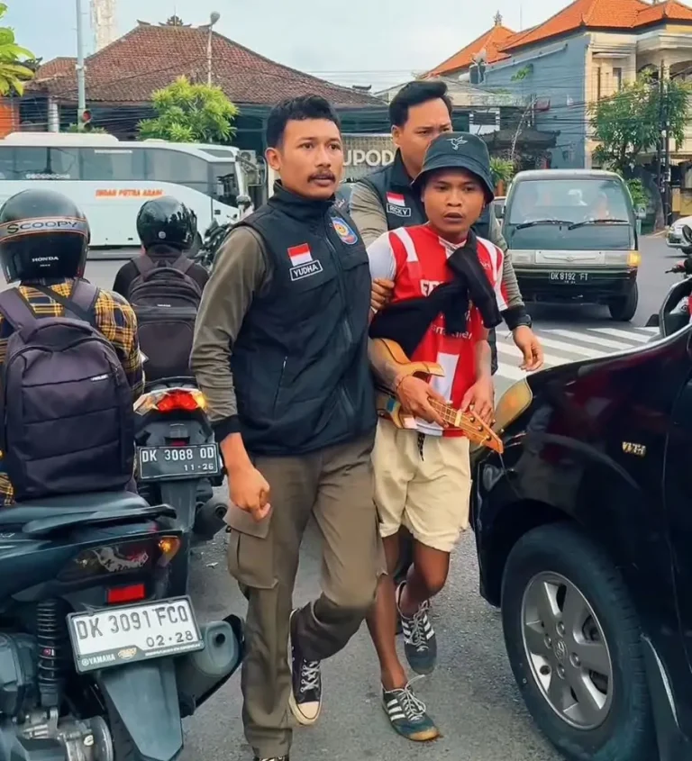 Satuan Polisi Pamong Praja (Satpol PP) Kota Denpasar menggelar operasi penertiban terhadap gelandangan dan pengemis (gepeng), pengamen, serta badut yang beraktivitas di beberapa traffic light di Kota Denpasar, Kamis 15 Januari 2026.