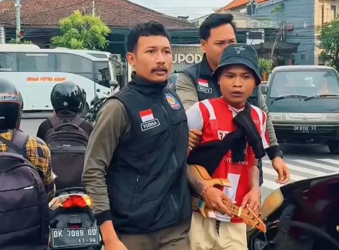 Satuan Polisi Pamong Praja (Satpol PP) Kota Denpasar menggelar operasi penertiban terhadap gelandangan dan pengemis (gepeng), pengamen, serta badut yang beraktivitas di beberapa traffic light di Kota Denpasar, Kamis 15 Januari 2026.