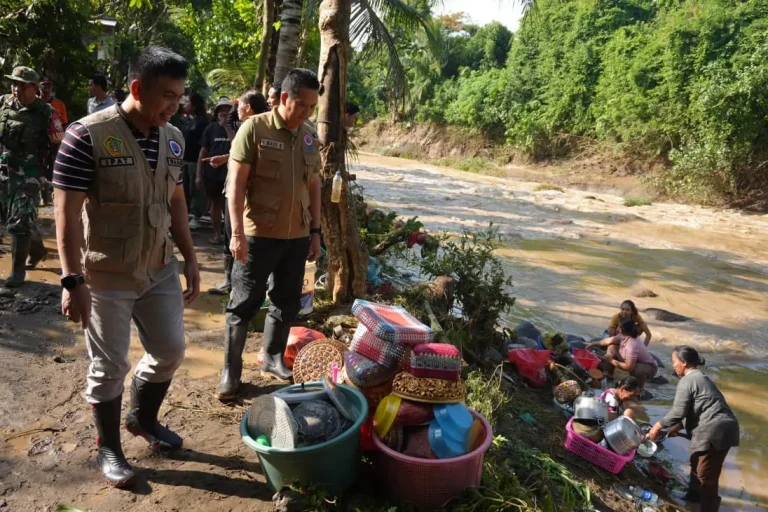 Bupati dan Wakil Bupati Jembrana turun langsung ke Desa Pekutatan untuk membantu warga terdampak banjir sekaligus memastikan penanganan dan bantuan pascabencana berjalan cepat.