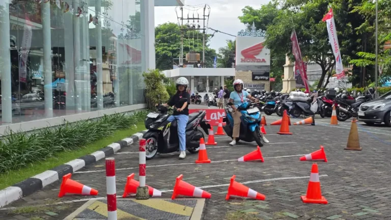 Astra Motor Bali mengajak sekitar 70 Front Line People Honda mengikuti kegiatan Safety Riding dan Test Ride All New Honda Vario 125 untuk meningkatkan pemahaman produk sekaligus menanamkan budaya keselamatan berkendara.