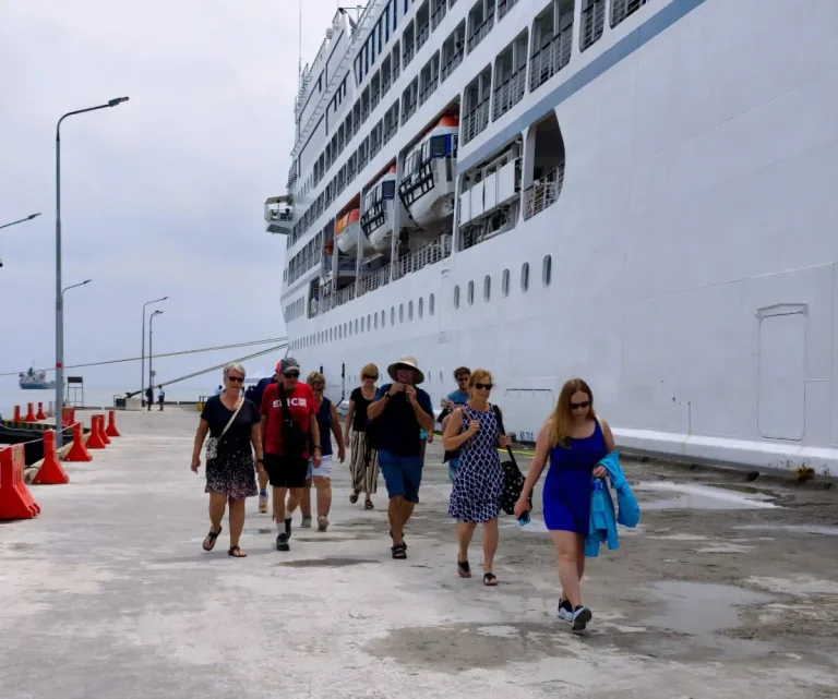 Para wsatawan yang baru turun dari Kapal Pesiar MV Sirena yang bersandar di Pelabuhan Celukan Bawang