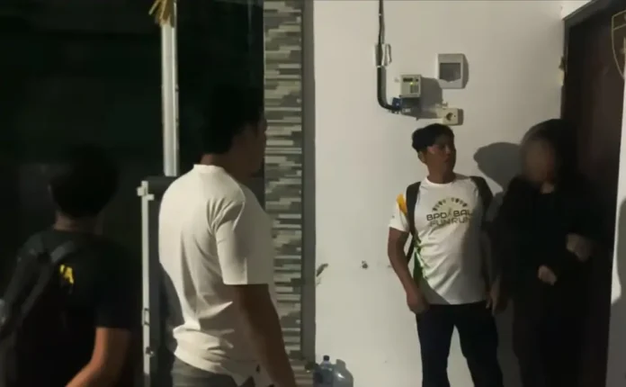 Polisi saat mendatangi tempat kos dugaan kasus penganiayaan dan pelecehan terhadap PE yang berlokasi di Jalan Pulau Komodo, Banyuning.
