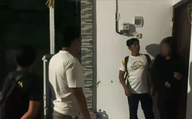 Polisi saat mendatangi tempat kos dugaan kasus penganiayaan dan pelecehan terhadap PE yang berlokasi di Jalan Pulau Komodo, Banyuning.