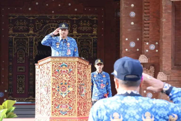 Wakil Bupati Tabanan, I Made Dirga, memimpin Apel Hari Kesadaran Nasional perdana Januari 2026 untuk meningkatkan disiplin, integritas, dan profesionalisme ASN, sekaligus memberikan penghargaan kepada 92 PNS yang memasuki purna tugas.