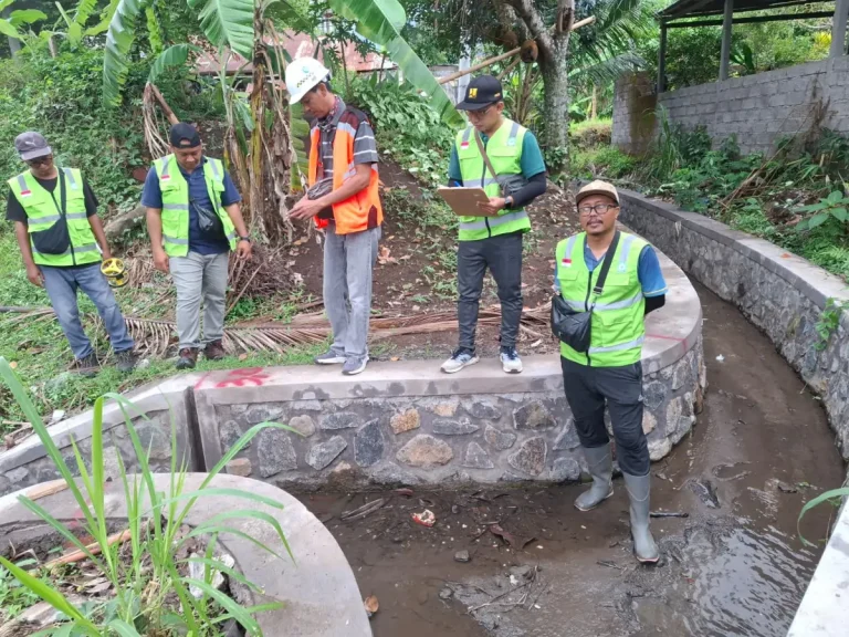 Pemkab Buleleng berkomitmen meningkatkan ketahanan pangan daerah melalui perbaikan dan pemeliharaan saluran irigasi pertanian secara berkelanjutan di seluruh kecamatan.