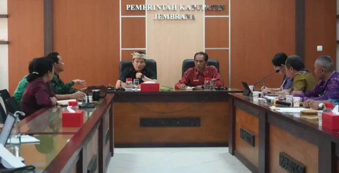 Bupati Jembrana I Made Kembang Hartawan memimpin rapat koordinasi bersama OPD untuk menegaskan bahwa setiap program harus memiliki target waktu yang jelas dan terukur.