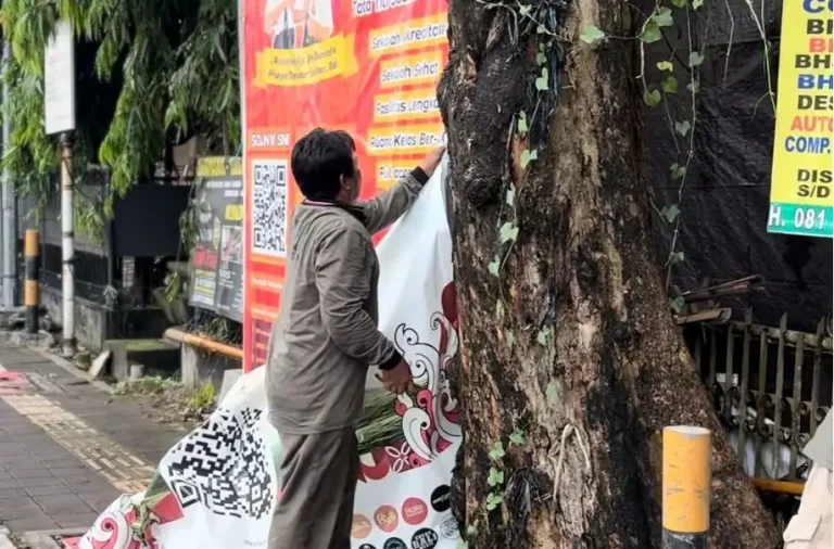 Satpol PP Kota Denpasar menertibkan baliho, spanduk, banner, umbul-umbul, dan pamflet yang terpasang tidak sesuai aturan di fasilitas umum untuk menjaga ketertiban, keindahan, dan kenyamanan kota.