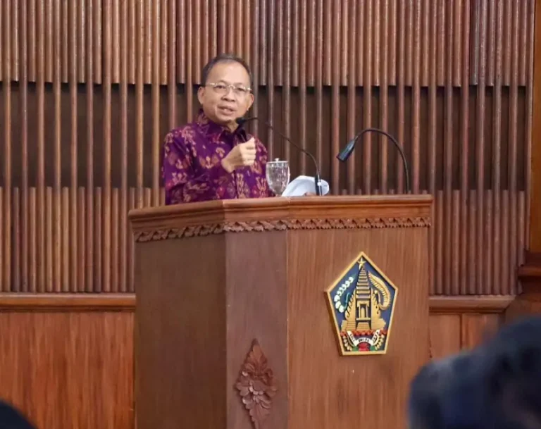 Gubernur Bali Sampaikan Penjelasan Komprehensif atas Pandangan Fraksi DPRD Terkait Raperda Penyertaan Modal BPD Bali