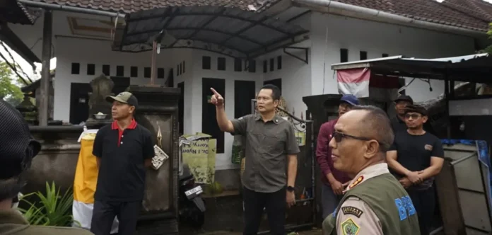 Bupati Jembrana I Made Kembang Hartawan meninjau warga terdampak angin puting beliung dan mengajak masyarakat mengutamakan gotong royong serta kearifan lokal dalam penanganan bencana.