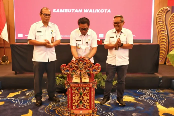 Wakil Walikota Denpasar, I Kadek Agus Arya Wibawa membuka secara resmi Musyawarah Perencanaan Pembangunan (Musrenbang) Kecamatan Denpasar Barat Tahun Anggaran 2027 yang ditandai dengan pemukulan Gong Pulu bertempat di Quest San Hotel (21/1).