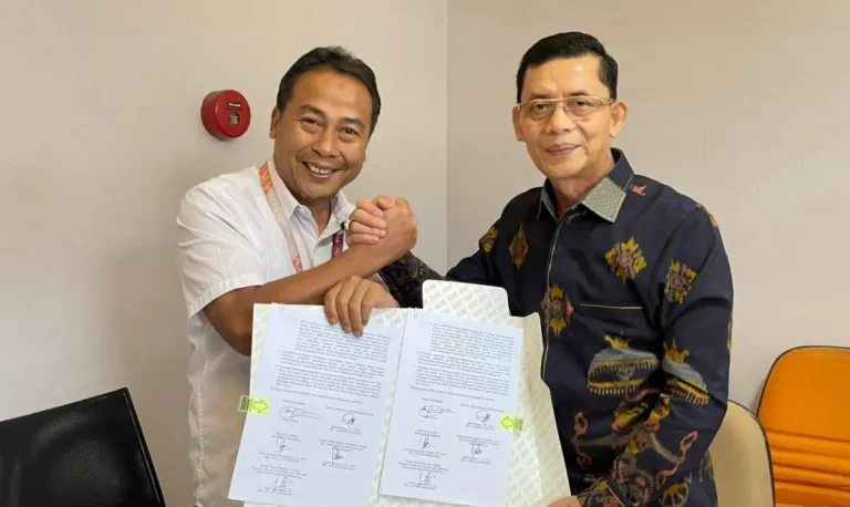 Bupati Klungkung, I Made Satria, saat melakukan Penandatanganan Verifikasi Penanganan Indikasi Pelanggaran Pemanfaatan Ruang (IPPR)
